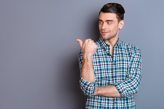 Retrato de un hombre joven y guapo