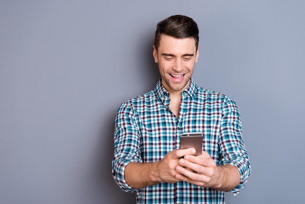 Retrato de un hombre joven y guapo