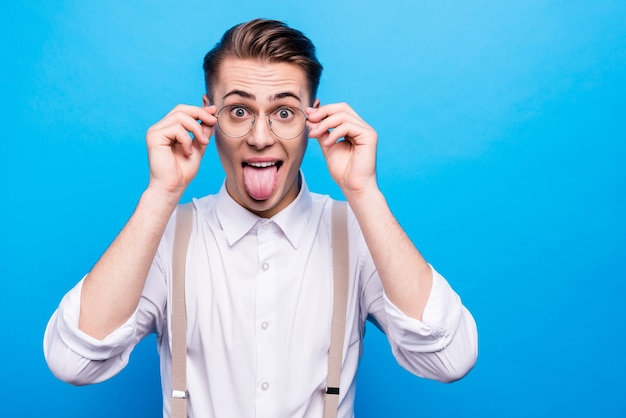 Foto retrato de un hombre joven y guapo