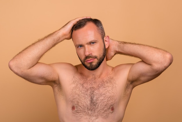 Foto retrato de un hombre joven y guapo