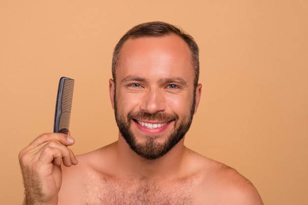 Retrato de un hombre joven y guapo