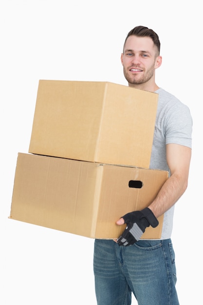 Retrato de hombre joven llevando cajas de paquete