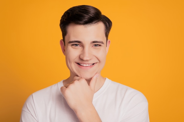 Retrato de hombre joven de mente soñando aislado sobre fondo amarillo