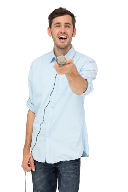 Retrato de un hombre joven con micrófono