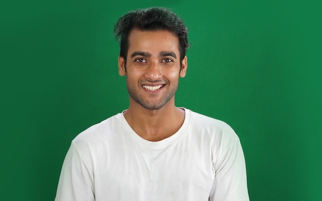 Un retrato de hombre joven en la pared verde