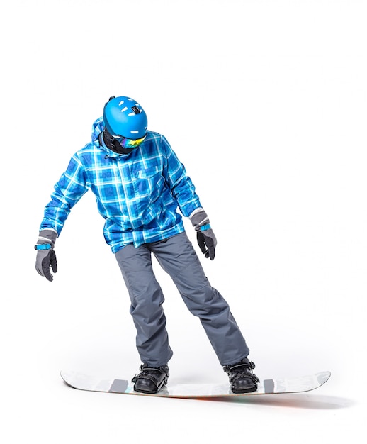 Retrato de hombre joven en ropa deportiva con snowboard aislado en un fondo blanco.