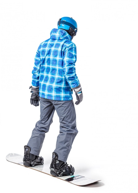 Retrato de hombre joven en ropa deportiva con snowboard aislado