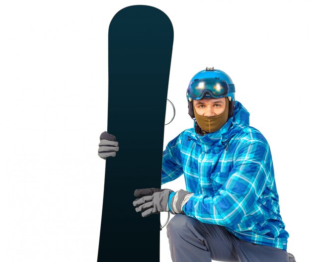 Foto retrato de hombre joven en ropa deportiva con snowboard aislado