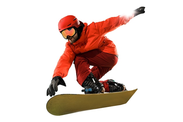 Retrato de hombre joven en ropa deportiva con tabla de snowboard aislado sobre un fondo blanco de estudio. El invierno, deporte, snowboard, snowboarder, actividad, concepto extremo