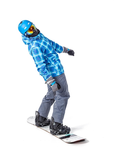 Retrato de hombre joven en ropa deportiva con tabla de snowboard aislado sobre un fondo blanco.