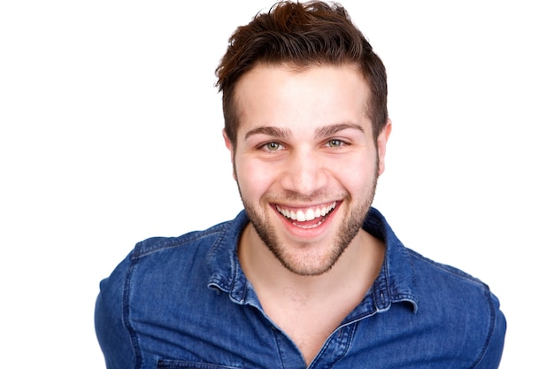 Foto retrato de un hombre joven sonriendo