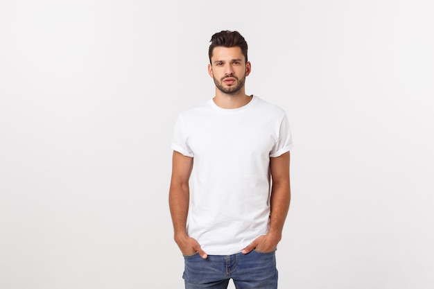 Retrato del hombre joven sonriente en una camiseta blanca aislada en blanco.