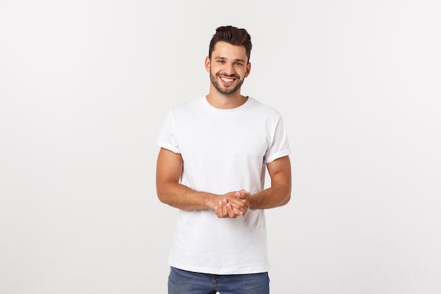 Foto retrato del hombre joven sonriente en una camiseta blanca aislada en blanco.