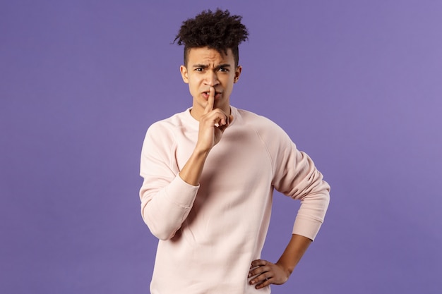 Retrato de un hombre joven con una sudadera