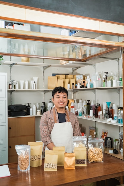 Retrato de hombre joven en una tienda