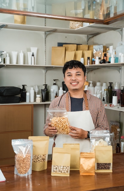 Retrato de hombre joven en una tienda