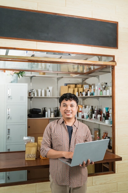 Foto retrato de hombre joven en una tienda