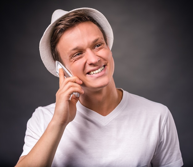 Retrato de hombre joven usa el teléfono