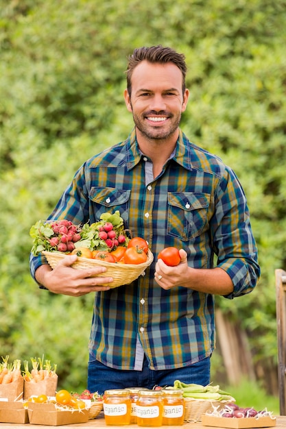 Retrato de hombre joven vendiendo verduras orgánicas