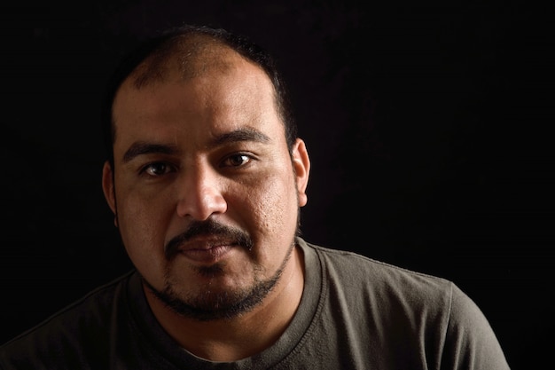 Retrato de un hombre latino en fondo negro