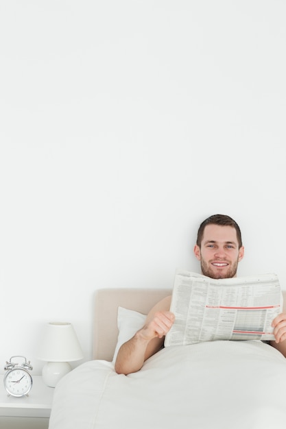 Retrato de un hombre leyendo un periódico