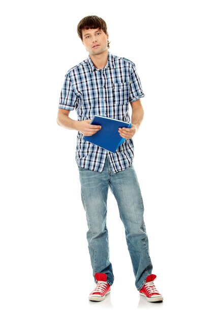 Retrato de un hombre con un libro de pie contra un fondo blanco