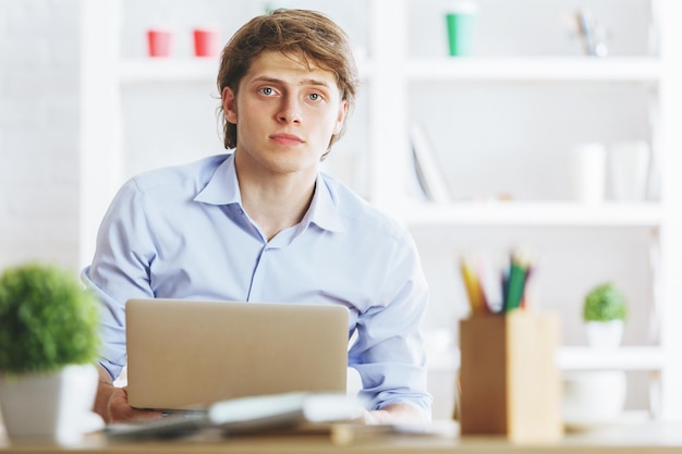 Retrato de hombre en el lugar de trabajo