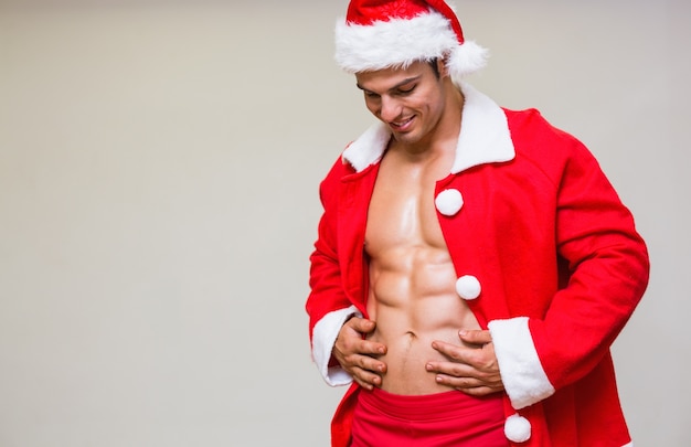 Retrato de hombre macho en traje de santa