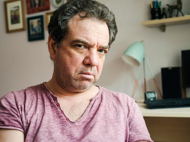 Retrato de un hombre maduro en casa