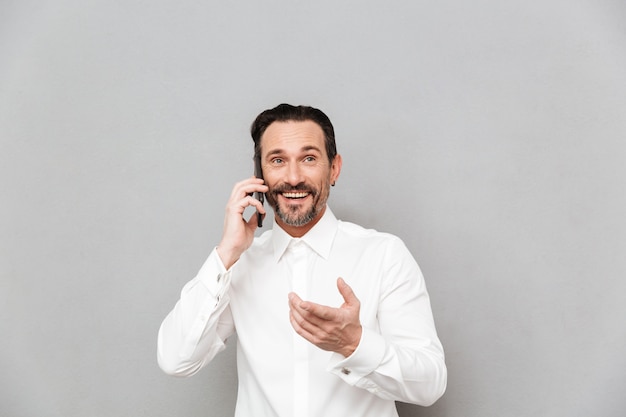 Retrato de un hombre maduro feliz vestido con camisa