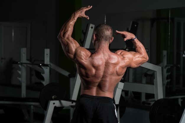 Retrato de un hombre maduro físicamente en forma mostrando su cuerpo bien entrenado Muscular atlético culturista Fitness masculino posando después de los ejercicios