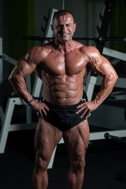 Retrato de un hombre maduro físicamente en forma mostrando su cuerpo bien entrenado Muscular atlético culturista Fitness masculino posando después de los ejercicios