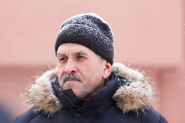 Retrato de hombre maduro serio mirando a un lado al aire libre en invierno