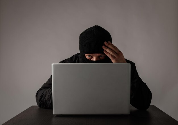 Retrato de un hombre maduro usando una computadora portátil