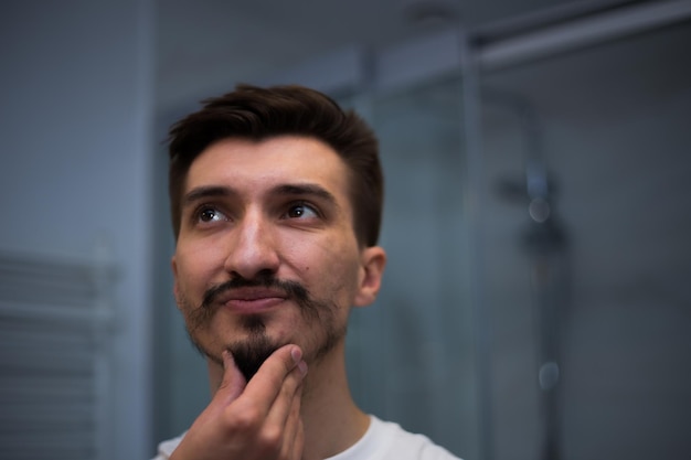 Retrato de un hombre con una mala barba heterogénea