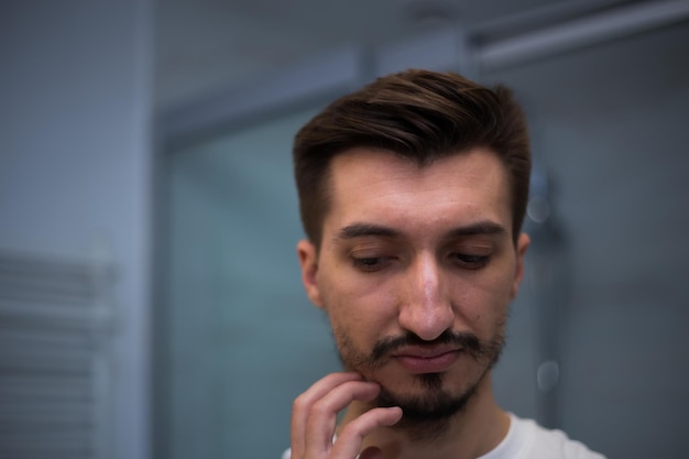 Retrato de un hombre con una mala barba heterogénea