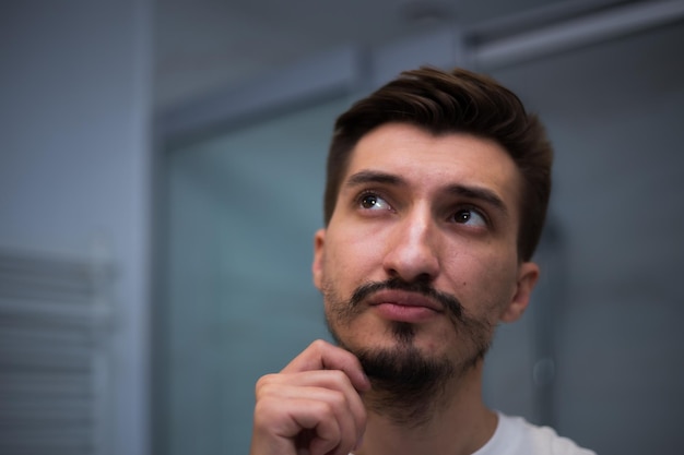 Retrato de un hombre con una mala barba heterogénea