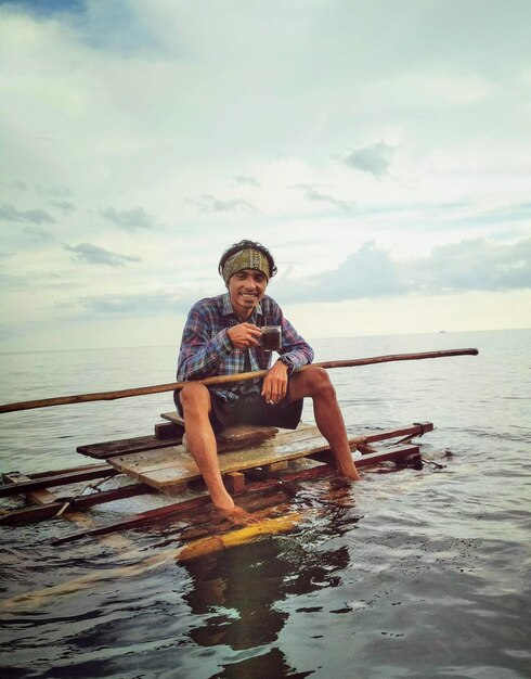 Retrato de un hombre en el mar contra el cielo