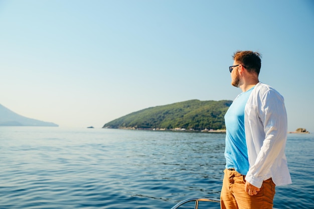 Retrato de hombre con mar y tierra en el fondo