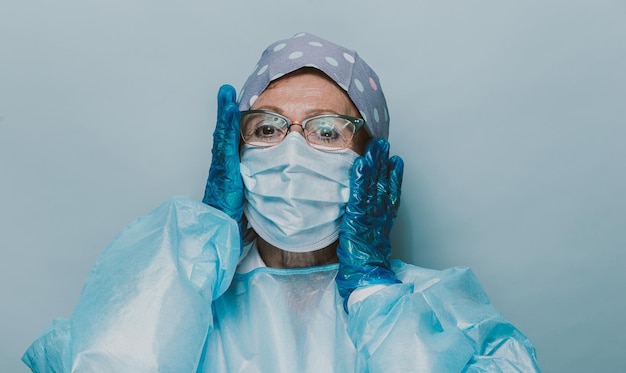 Foto retrato de un hombre con una máscara contra un fondo azul