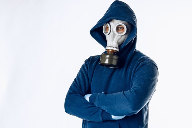 Retrato de un hombre con una máscara de gas. Pánico durante la cuarentena. Concepto de pandemia de coronavirus