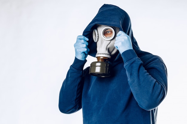 Retrato de un hombre con una máscara de gas.