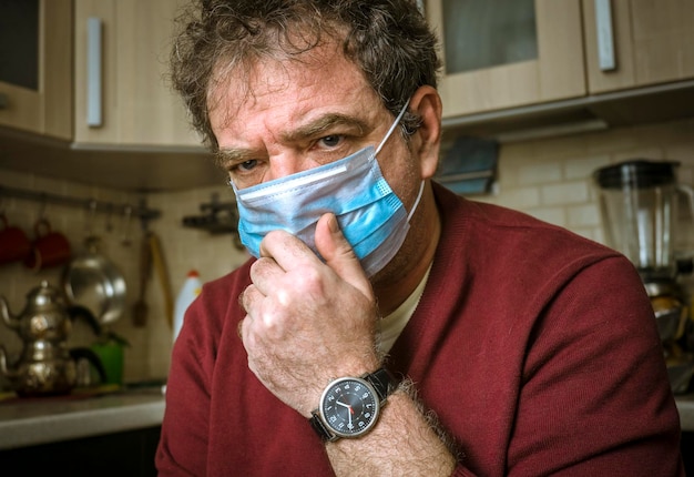 Foto retrato de un hombre con una máscara médica