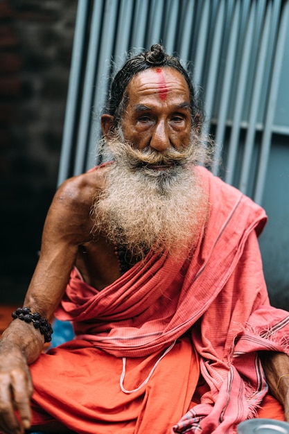 Retrato de un hombre con una máscara