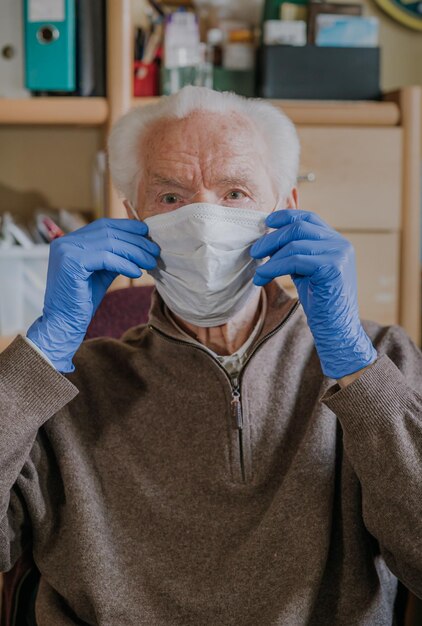 Foto retrato de un hombre con una máscara