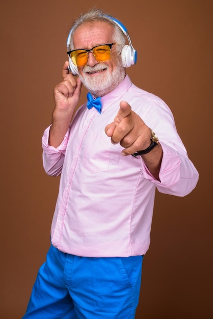 Foto retrato de un hombre con una máscara