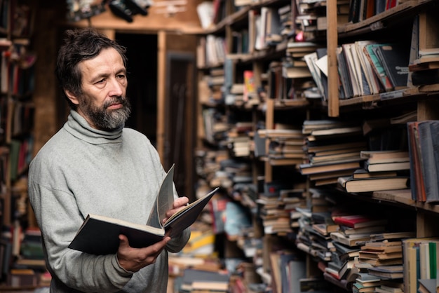 Retrato de hombre mayor con barba en el mercado del libro