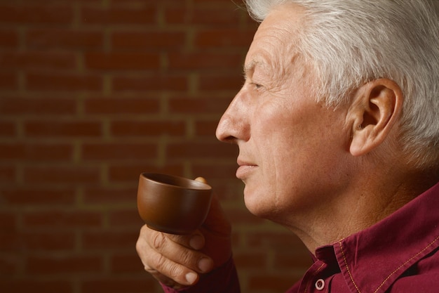 Retrato, de, un, hombre mayor, bebida, taza de café