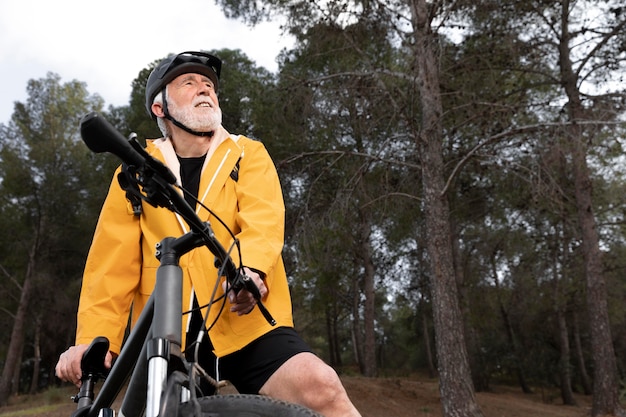 Foto retrato, hombre mayor, con, bicicleta, en, montaña