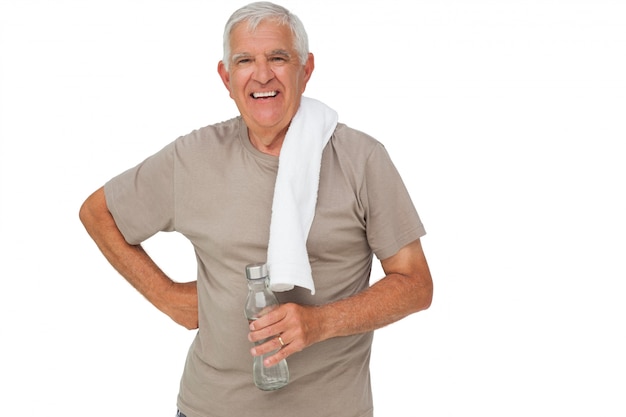 Retrato de un hombre mayor con botella de agua